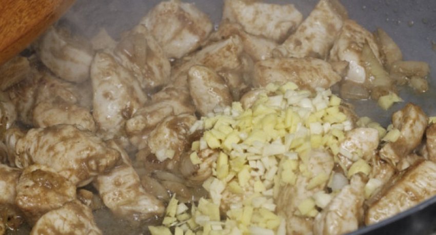курица с болгарским перцем и кешью. 114189.pwunf0.850. курица с болгарским перцем и кешью фото. курица с болгарским перцем и кешью-114189.pwunf0.850. картинка курица с болгарским перцем и кешью. картинка 114189.pwunf0.850. Курица с кешью, об этом блюде мне рассказал один знакомый китаец. Я живу в Благовещенске на границе с Китаем. Прямо через Амур напротив нашего города расположен китайский город ХэйХэ и мы часто проводим там выходные, да и в самом Благовещенске китайских ресторанов больше чем всех других вместе взятых. Поэтому я буду часто рассказывать о блюдах китайской кухни у себя на блоге.