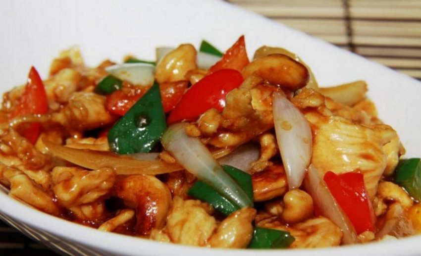 курица с болгарским перцем и кешью. 114191.pwunk0.850. курица с болгарским перцем и кешью фото. курица с болгарским перцем и кешью-114191.pwunk0.850. картинка курица с болгарским перцем и кешью. картинка 114191.pwunk0.850. Курица с кешью, об этом блюде мне рассказал один знакомый китаец. Я живу в Благовещенске на границе с Китаем. Прямо через Амур напротив нашего города расположен китайский город ХэйХэ и мы часто проводим там выходные, да и в самом Благовещенске китайских ресторанов больше чем всех других вместе взятых. Поэтому я буду часто рассказывать о блюдах китайской кухни у себя на блоге.