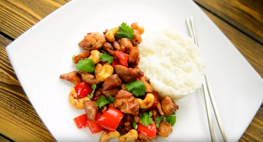 курица с болгарским перцем и кешью. 114199.pwuo40.850. курица с болгарским перцем и кешью фото. курица с болгарским перцем и кешью-114199.pwuo40.850. картинка курица с болгарским перцем и кешью. картинка 114199.pwuo40.850. Курица с кешью, об этом блюде мне рассказал один знакомый китаец. Я живу в Благовещенске на границе с Китаем. Прямо через Амур напротив нашего города расположен китайский город ХэйХэ и мы часто проводим там выходные, да и в самом Благовещенске китайских ресторанов больше чем всех других вместе взятых. Поэтому я буду часто рассказывать о блюдах китайской кухни у себя на блоге.