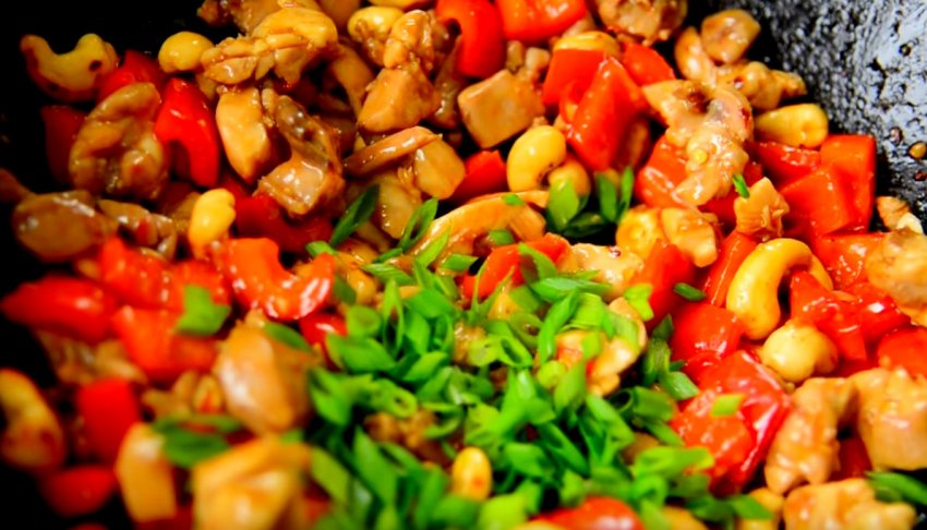 курица с болгарским перцем и кешью. 114207.pwuohc.850. курица с болгарским перцем и кешью фото. курица с болгарским перцем и кешью-114207.pwuohc.850. картинка курица с болгарским перцем и кешью. картинка 114207.pwuohc.850. Курица с кешью, об этом блюде мне рассказал один знакомый китаец. Я живу в Благовещенске на границе с Китаем. Прямо через Амур напротив нашего города расположен китайский город ХэйХэ и мы часто проводим там выходные, да и в самом Благовещенске китайских ресторанов больше чем всех других вместе взятых. Поэтому я буду часто рассказывать о блюдах китайской кухни у себя на блоге.
