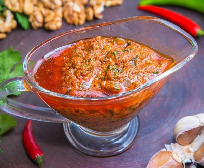 Рецепт аджики з пекучого перцю з волоськими горіхами