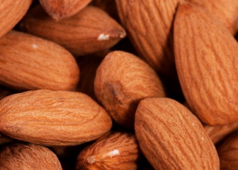 Скільки можна і потрібно їсти горіхів мигдалю в день