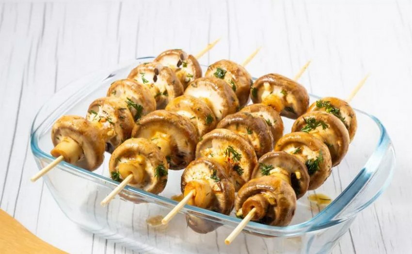Печериці на шпажках Печериці на шпажках