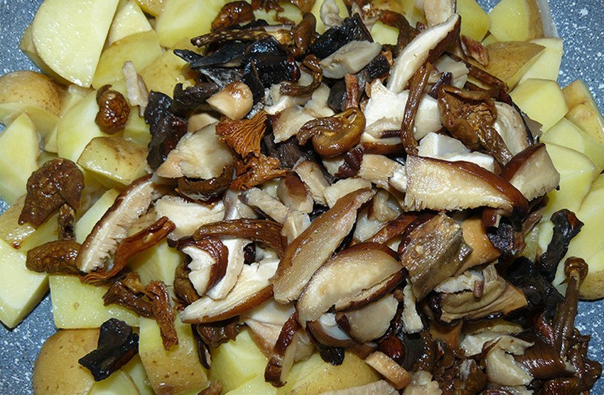 Картошка с белыми грибами. Картошечка с грибами в горшочках. Картошка с сушеными грибами. Картошечка с грибами. Картофель с сушеными белыми грибами рецепты.