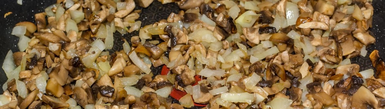 Смачний рецепт смажених печериць із цибулею