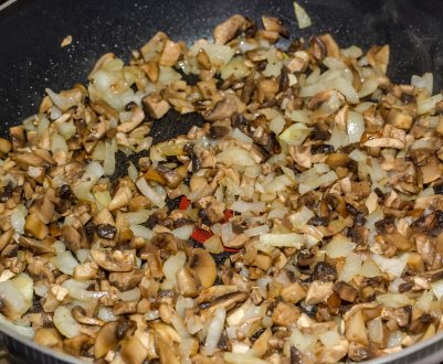 Смачний рецепт смажених печериць із цибулею