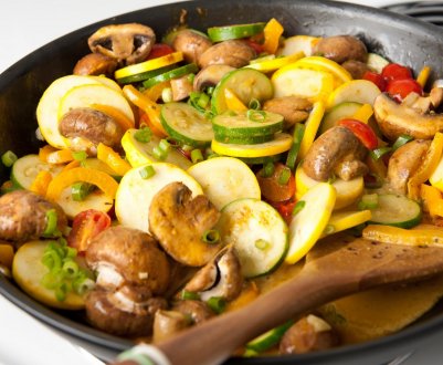 Смачний рецепт тушкованих печериць з овочами