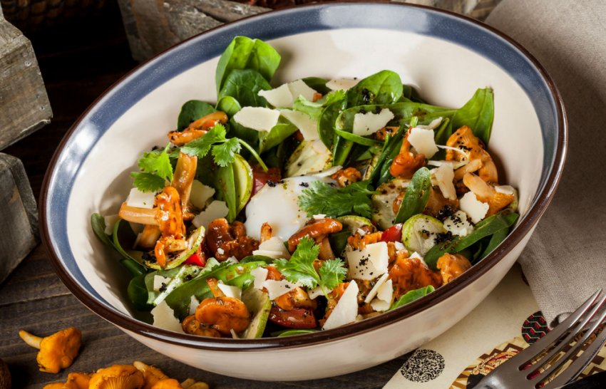 Теплий салат із лисичками