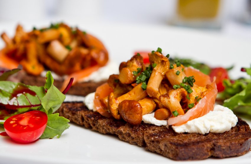 Брускети з лисичками