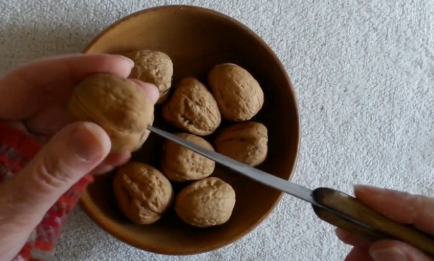 Чищення горіхів кухонним ножем Чищення горіхів кухонним ножем