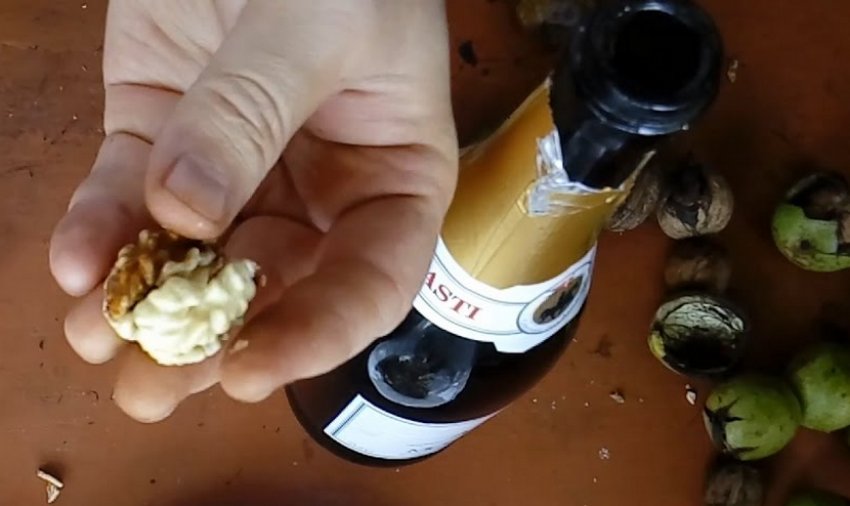 Чищення горіха пляшкою шампанського Чищення горіха пляшкою шампанського