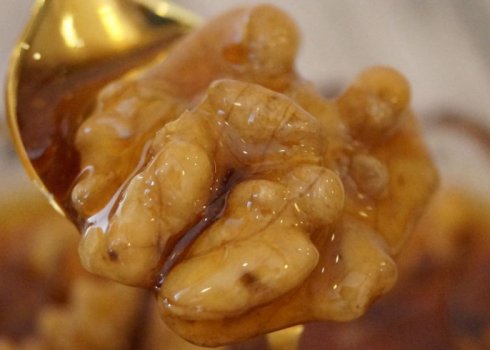 Застосування волоських горіхів з медом для жінок