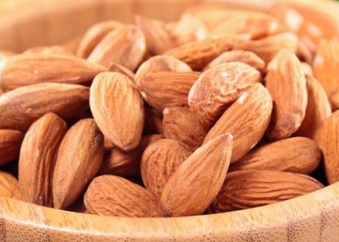 Користь і шкода гіркого мигдалю, на відміну від солодкого