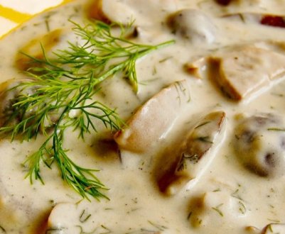 Смачний рецепт тушкованих печериць у сметані