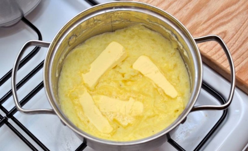 Додавання олії в картопляне пюре Додавання олії в картопляне пюре