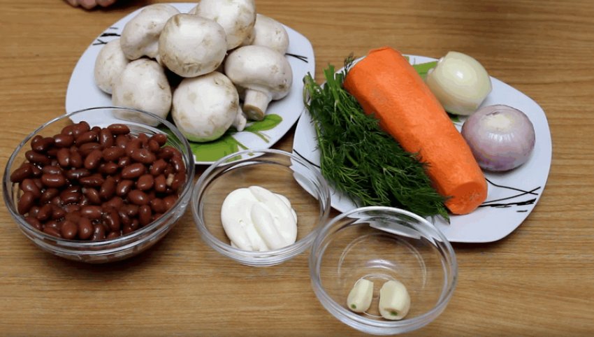 Інгредієнти для салату з грибами та квасолею Інгредієнти для салату з грибами та квасолею