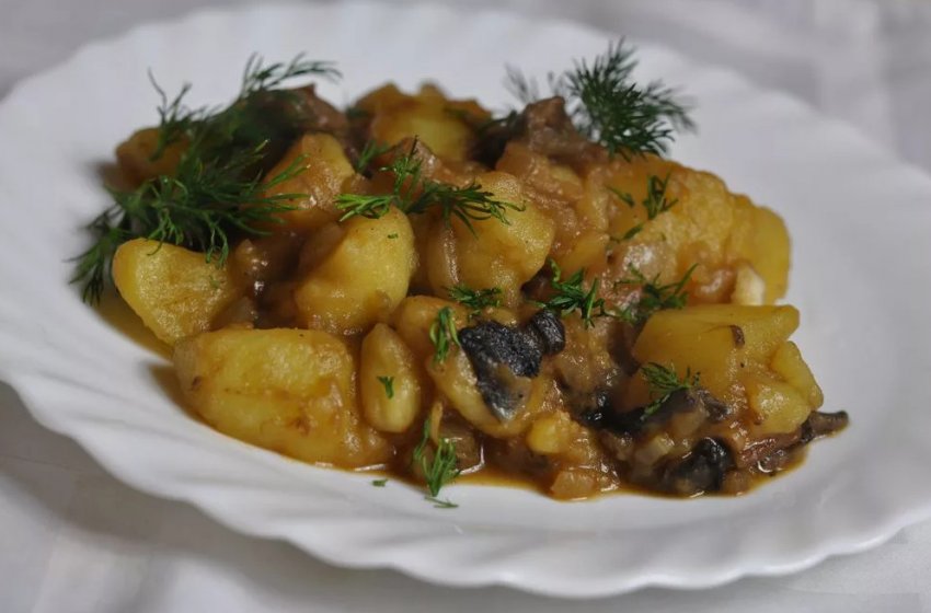Тушкована картопля з грибами Тушкована картопля з грибами