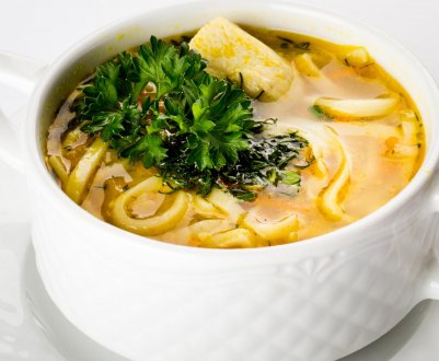 Рецепт смачного курячого супу з грибами та вермішеллю