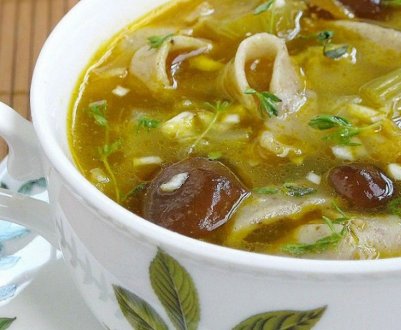 Смачний рецепт супу із сушених грибів із вермішеллю