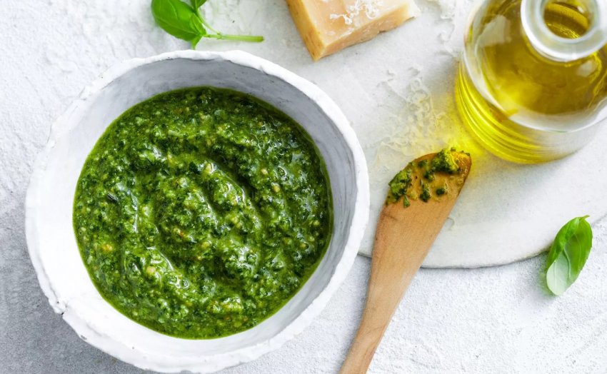 Песто з базиліку та часнику Песто з базиліку та часнику