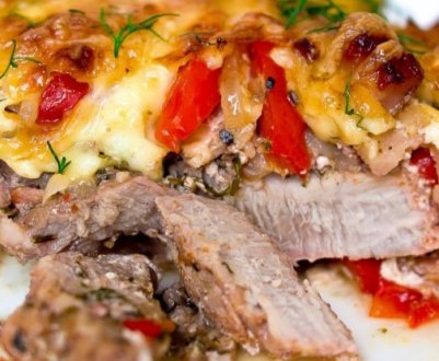 Найсмачніші рецепти запеченої свинини з печерицями та сиром