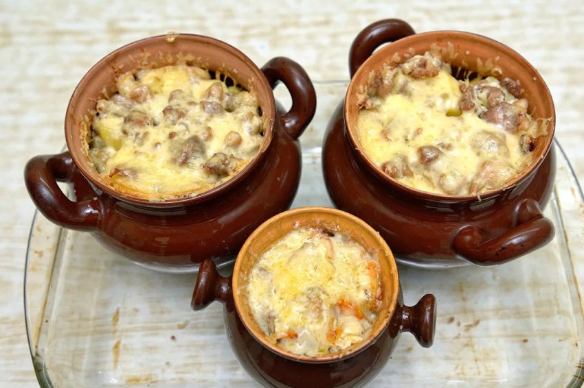 М`ясо в горщику з грибами та сиром М`ясо в горщику з грибами та сиром