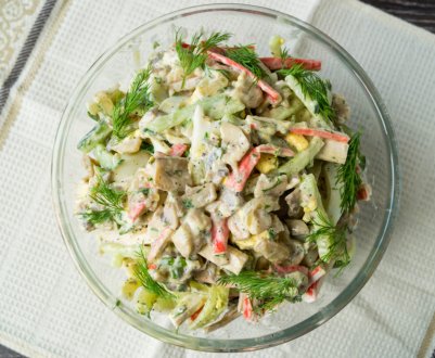 Рецепт смачного салату з печерицями та крабовими паличками