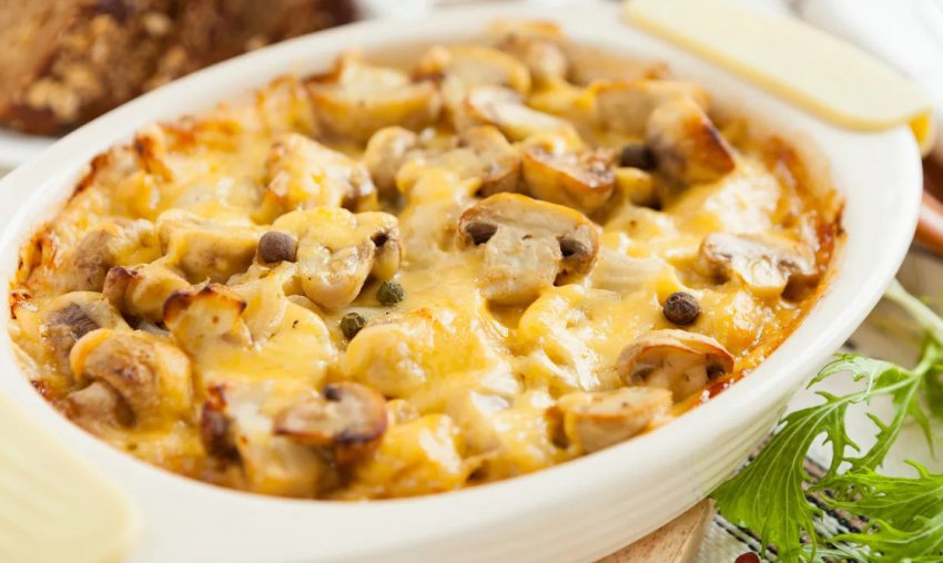 Картопляна запіканка з печерицями та твердим сиром Картопляна запіканка з печерицями та твердим сиром