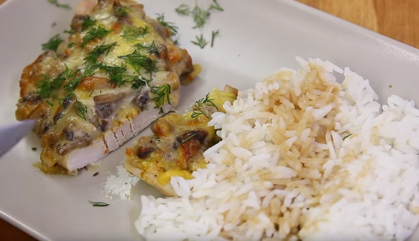 Куряча грудка з грибами та сиром у духовці Куряча грудка з грибами та сиром у духовці