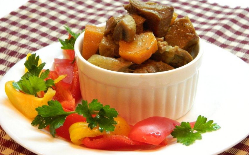 Гуляш з індички з грибами та вином