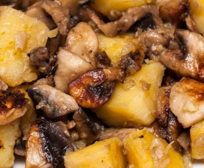 Рецепт смачної тушкованої картоплі з печерицями