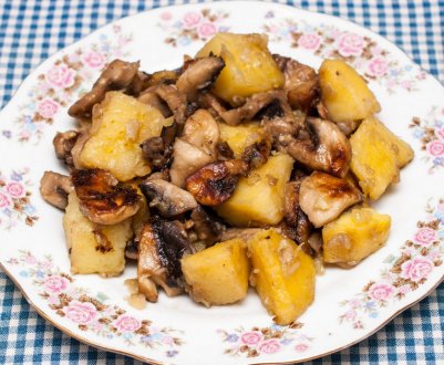 Як приготувати в мультиварці картоплю з грибами