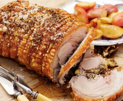 М'ясні рулетики зі свинини з горіхами та чорносливом