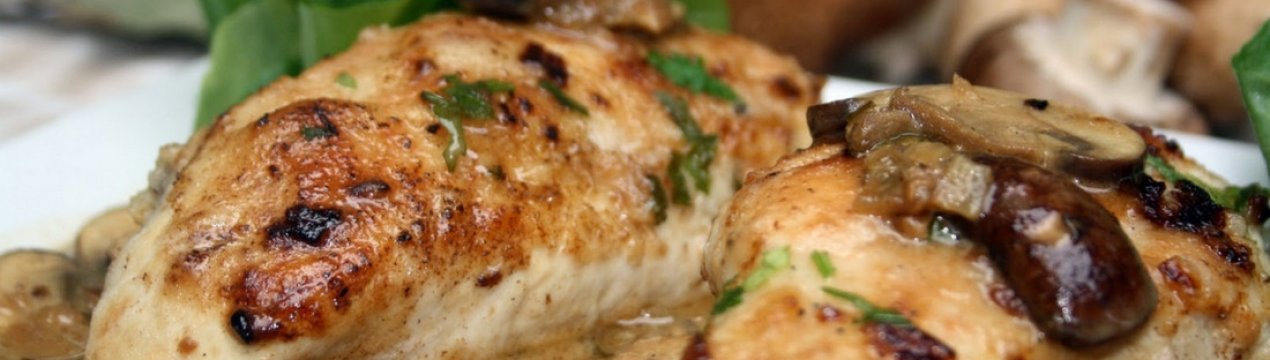 Куряча грудка з печерицями в сметані в духовці