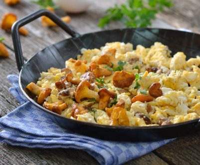 Рецепти смачної яєчні з лисичками