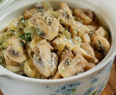 Рецепт приготування смачної смаженої картоплі в сметані з грибами