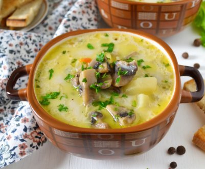 Рецепт смачного курячого супу з грибами та плавленим сиром