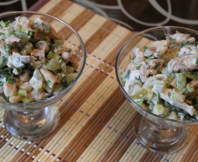 Рецепт смачного салату з огірків і печериць