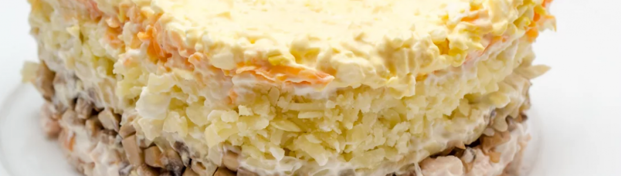 Рецепт смачного салату з курячого м'яса та грибів