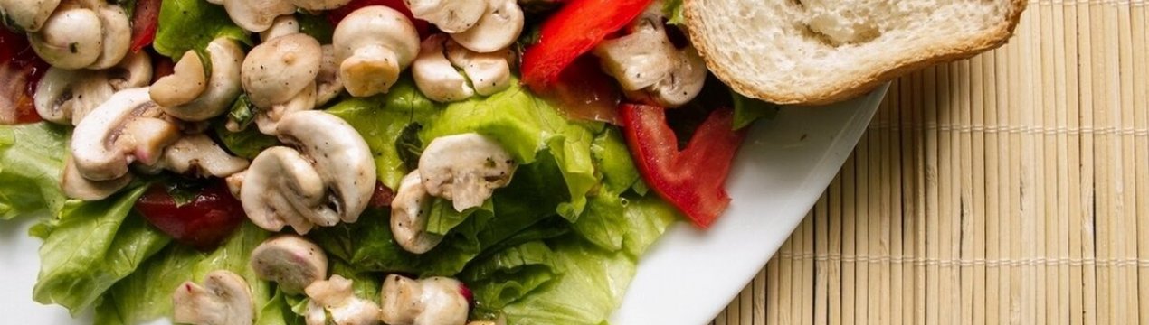 Рецепт смачного салату з печерицями, помідорами та сиром