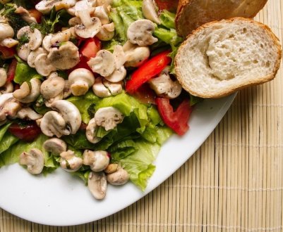 Рецепт смачного салату з печерицями, помідорами та сиром