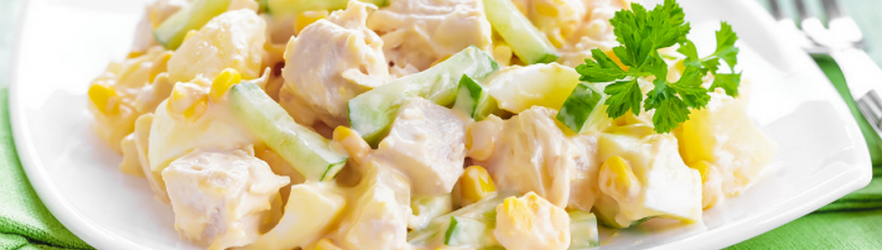 Рецепт смачного салату з курячою грудкою, грибами, сиром та ананасами