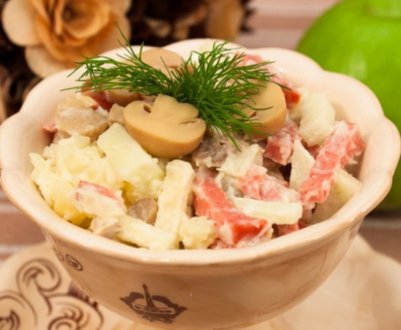 Рецепт смачного салату з маринованими печерицями та копченою ковбасою