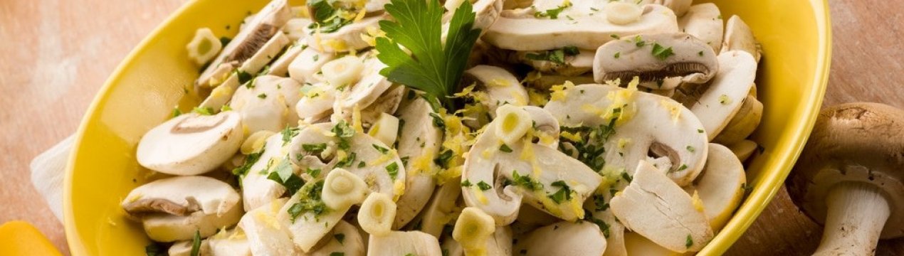 Рецепт смачного салату із сирих печериць