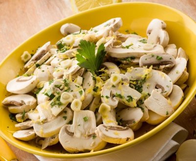 Рецепт смачного салату із сирих печериць