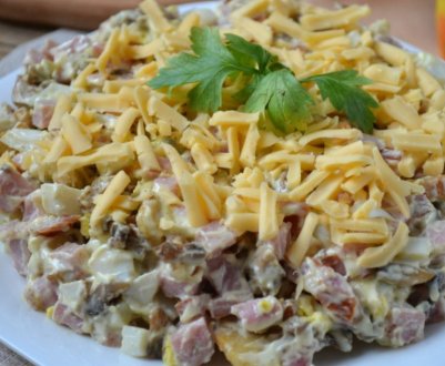 Рецепт смачного грибного салату з печерицями та шинкою