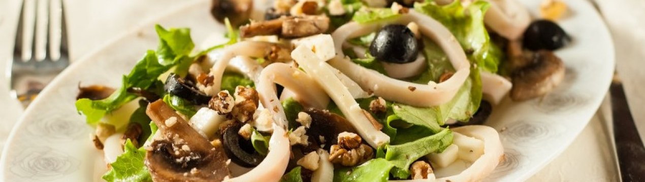 Рецепт салату з кальмарами та печерицями