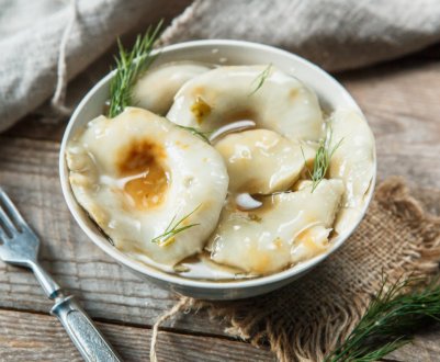 Як готувати салати із солоними груздями