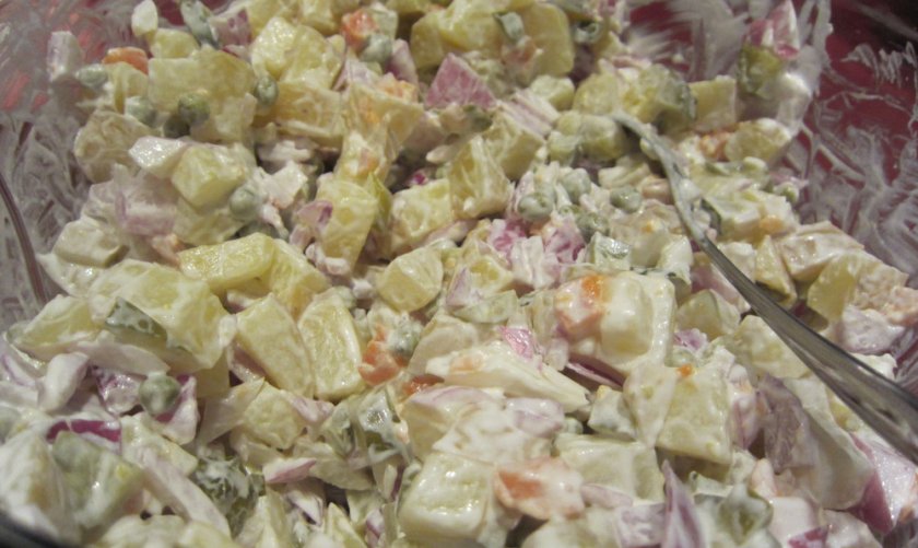 Салат с солёными груздями и крабовыми палочками Салат с солёными груздями и крабовыми палочками