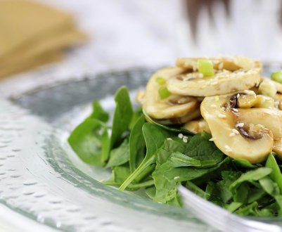 Як приготувати салат із маринованими грибами